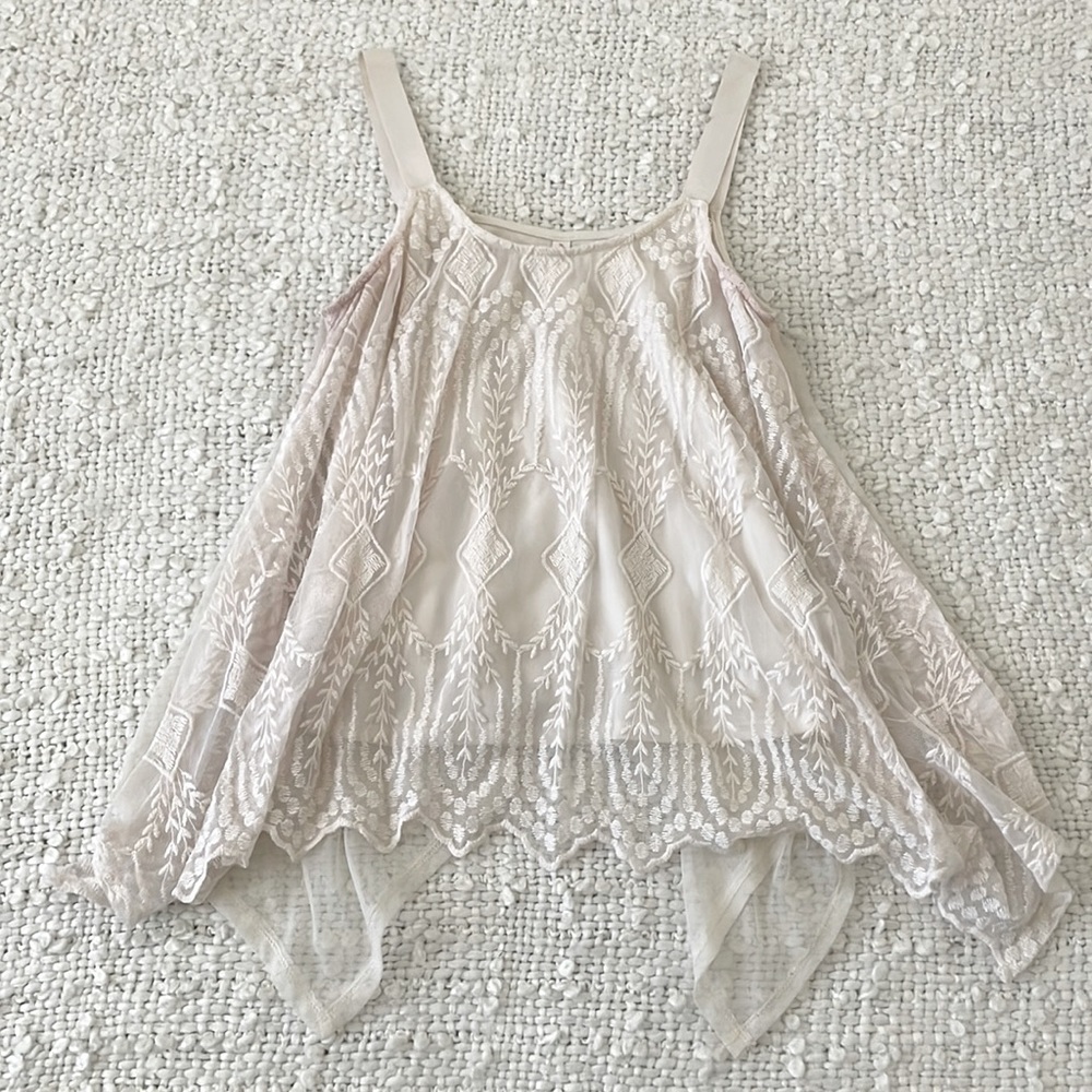 Cute, lace overlay tank. Gently worn but no snags in the lace